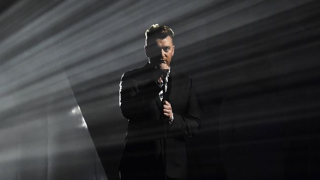 High Heels dan Gaya Androgini Sam Smith di Ajang Penghargaan