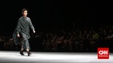 Batik dengan gaya paired one alias atasan dan bawahan dengan motif sama juga bisa jadi inspirasi bergaya. (CNN Indonesia/Adhi Wicaksono)