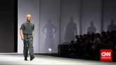 Dengan atasan dan bawahan celana panjang batik bermotif sama dengan gaya yang macho menjadi gaya kekinian untuk pria (CNN Indonesia/Adhi Wicaksono).
