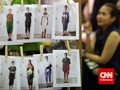 Mengintip Kesibukan Model Cantik Di Balik Layar Fashion Show