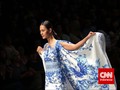 Aksi 'Buka Baju' Model Cantik & Busana Fearless yang Memukau