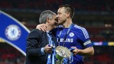 Jose Mourinho berpelukan dengan John Terry usai memenangkan Piala Liga pada 1 Maret 2015. Selain Piala Liga, Mourinho pun membawa Chelsea juara Liga Inggris musim 2014/15. Namun, di musim 2015/16 ini ia menjadi pesakitan dan didepak dari Chelsea. (Reuters / Matthew Childs)