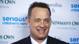 Tom Hanks Mendadak Jadi Pelayan di Golden Globes 2018