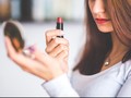 Tips Pakai Lipstik Agar Terlihat Segar