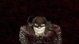 Bjork Kembali 'Tabrak Batas' di MoMA