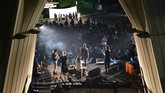 Begitu kelompok Marjinal naik ke atas panggung di selasar TIM, sontak kerumunan penonton membeludak. Mereka antara lain menyanyikan lagu Rencong Maroncong, Negri Ngeri, Marsinah, Boikot, dan Koruptor. (CNNIndonesia Rights Free/Feri Latief)