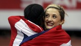 Juara ketiga nomor 60 meter lari halang rintang, Serita Solomon, dari Britania Raya memeluk juara dua sekaligus teman senegaranya, Lucy Hatton (kanan). (Reuters/David W Cerny)