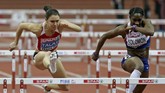 Alina Talay dari Belarusia (kiri) dan Serita Solomon dari Britainia bertarung dalam nomor halang rintang 60 meter. (Reuters/David W Cerny)