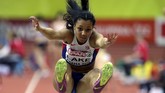 Morgan Lake dari Britania raya mengikuti ajang lompat jauh pada Kejuaraan dalam ruangan IAAF pada 6 Maret 2015 di kota Praha. (Reuters/David W Cerny)
