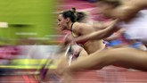 Para atlet wanita yang berkompetisi di semifinal lari halang rintang 60 meter. (Reuters/David W Cerny)
