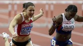 Alina Talay dari Belarusia (kiri) dan Serita Solomon dari Britania setelah melewati garis finis dalam nomor halang rintang 60 meter. (Reuters/David W Cerny)