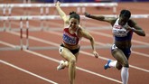 Alina Talay dari Belarusia (kiri) melewati garis finis untuk mengalahkan Serita Solomon dari Britania dalam nomor halang rintang 60 meter. (Reuters/David W Cerny)