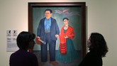 Frida Kahlo dan Diego Rivera, menikah pada 1929. Kebersamaan diabadikan Frida dalam sebuah lukisan yang dipamerkan di Detroit Institute of Arts (DIA), Michigan, AS, pada 15 Maret-12 Juli 2015. (REUTERS/Rebecca Cook)