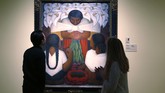 Bukan hanya Frida Kahlo saja yang gemar melukis potret. Sang suami, Diego Rivera, juga. Salah satunya lukisan Flower Day dipamerkan di Detroit Institute of Arts, Michiga, pada 15 Maret-12 Juli 2015. (REUTERS/Rebecca Cook)