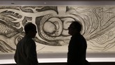 Para staf Detroit Institute of Arts menyiapkan lukisan karya Frida Kahlo dan Diego Rivera untuk dipamerkan pada 15 Maret-12 Juli 2015. Salah satunya, lukisan karya Diego yang dibuat dengan arang ini. (REUTERS/Rebecca Cook)
