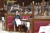 Bukan cuma konsepnya yang unik, koreografi sang model juga dibuat menarik. Model tak hanya berlenggak-lenggok di panggung, tapi juga berpose menggunakan properti yang ada, termasuk duduk di sofa layaknya orang yang sedang berkunjung ke restoran.(REUTERS/Youssef Boudlal)