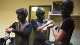 Para aktor dari kelompok Orto-Da sibuk merias diri sebelum memulai pertunjukan bertajuk Stones di sebuah gedung teater di Tel Aviv, Israel (10/3). (REUTERS/Amir Cohen)