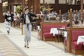 Seperti layaknya di restoran biasa, model berjalan dengan gaya yang santai. Namun dandanan mereka tetap terlihat modis. Mereka menggunakan rancangan Lagerfeld yang terbaru. (REUTERS/Youssef Boudlal)