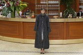 Ada beberapa siluet yang terinspirasi apron atau celemek yang biasa dipakai para pramusaji. Ia menghadirkan gaya parka dengan hood, rok mini berpotongan lurus, flare skirt, tube dress, kardigan rajut, jeans, dan crop jacket. (REUTERS/Gonzalo Fuentes)