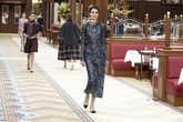 Sebelumnya, Lagerfeld mengubah panggung mode Chanel menjadi sebuah supermarket dan taman bunga yang indah, Kini giliran panggungnya diubah jadi restoran mewah di Paris.(REUTERS/Youssef Boudlal)
