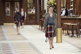 Di pekan mode Paris Fashion Week, Karl Lagerfeld, desainer rumah mode Chanel mengubah panggung mode di Grand Palais menjadi sebuah restoran mewah. (REUTERS/Youssef Boudlal)