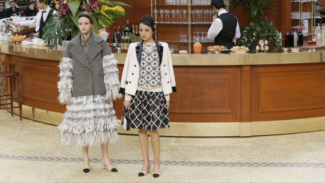 Karl Lagerfeld Ubah Panggung Mode Chanel jadi Restoran Mewah