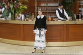Kemeja tembus pandang dengan tambahan pita besar di bagian dada, mini dress flare sheer, dan cape dengan sentuhan pita yang feminin menjadi pilihan kreasi Lagerfeld. (REUTERS/Gonzalo Fuentes)