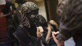 Sekalipun riasannya didominasi hitam, bukan perkara mudah bagi para aktor dari kelompok Orto-Da untuk mentransformasikan diri menjadi patung batu. (REUTERS/Amir Cohen)
