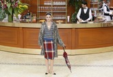 Dalam beberapa item, Lagerfeld menghidupkan kembali bahan tweed yang ikonik. Ia menampilkan tweed dalam berbagai siluet dan gaya yang berbeda. (REUTERS/Gonzalo Fuentes)