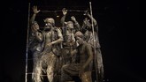 Lakon Stone, yang dibawakan kelompok Orto-Da di sebuah gedung teater di Tel Aviv, membukakan persepsi baru tentang “curhat” patung batu. (REUTERS/Amir Cohen)