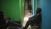 Para aktor “mati gaya” saat menunggu giliran tampil di atas panggung. Dengan riasan ala patung batu, secara harafiah mereka hanya bisa duduk mematung. (REUTERS/Amir Cohen)