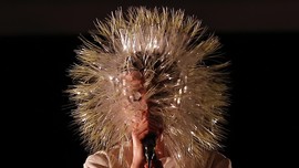 Bergaya Landak, Bjork Taklukkan New York