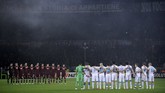 Sebelum bertanding, pemain Torino dan Zenit St. Petersburg mengheningkan cipta untuk mengenang korban dalam penyerangan Tunisia. (Reuters/Giorgio Perottino)