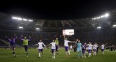 Para pemain Fiorentina merayakan kesuksesan mereka menundukkan tuan rumah AS Roma 3-0 dan lolos ke perempat final Liga Eropa. (Reuters/Max Rossi)