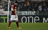 Penggawa AS Roma Kostas Manolas meninggalkan lapangan di akhir pertandingan melawan Fiorentina. Pada laga 16 Besar Liga Eropa tersebut, tim asuhan Rudi Garcia dipermalukan 0-3 di Stadion Olimpico, Roma. (Reuters/Max Rossi)