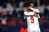 Vicente Iborra (belakang) dari Sevilla memeluk Carlos Bacca setelah ia berhasil membobol gawang Villareal. Sevilla sendiri sukses menyingkirkan tim senegaranya dari Liga Eropa.