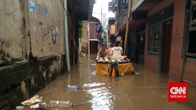 Kampung Pulo Terendam Semeter Lebih, Warga Berperahu