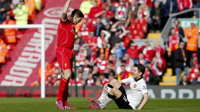 Kostum MU Dilarang Masuk Rumah Gerrard