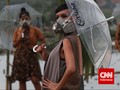 Fashion Show di Tengah Sawah yang Tercemar Limbah Tekstil