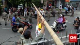Petugas Pol PP bersama PLN menurunkan bambu yang digunakan untuk aliran listrik liar.