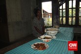 Di rumahnya yang berdinding kayu dan berlantai tanah, Theresia Maina, warga Golo Wangkung menyiapkan sarapan lengkap dengan satu teko kopi. Rumah Mama There dan suaminya Emilius Darmai seringkali dipakai untuk ajang pertemuan masyarakat desa. (CNN Indonesia/ Windratie)