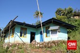 Rumah warga ini beralih fungsi sebagai ruangan belajar untuk Pendidikan Anak Usia Dini. Pendidikan di Golo Wangkung sudah ada dari tingkat Paud yang digelar tiga kali dalam satu minggu. Ada sekitar 30 – 40 anak Golo Wangkung belajar di Paud dengan biaya lima belas ribu per bulan. (CNN Indonesia/ Windratie)