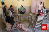 Keluarga Stefanus dan Sisilia berkumpul di ruang tamu rumah mereka di Kampung Kalo, Golo Wangkung. Di desa ini, setiap tamu yang datang ke rumah akan disambut oleh seluruh keluarga. Segelas air nira hangat disuguhkan. Tak jarang tetangga sebelah juga ikut datang untuk mengobrol. (CNN Indonesia/ Windratie)