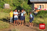 Beramai-ramai anak-anak SD Negeri 1 Lengko Ajang di Kelurahan Golo Wangkung, Manggarai Timur, menuju ke sekolah. Rata-rata hampir seluruh anak-anak di Golo Wangkung bersekolah, kata Petrus Sahadun, Lurah Golo Wangkung. (CNN Indonesia/ Windratie)
