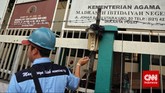 Petugas PLN melakukan penertiban aliran listrik liar, di kawasan Johar Baru, Jakarta, Rabu, 25 Maret 2015.