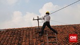 Petugas PLN memutus aliran listrik liar, disalah satu sekolah di kawasan Johar Baru, Jakarta.