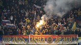 Di Podgorica, pendukung tuan rumah Rusia menyalakan suar ketika mendukung negaranya berhadapan dengan Montenegro. (Reuters/Stevo Vasiljevic)