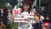 Icha (24), penggemar 2PM, rela mengantre sejak pukul sembilan pagi demi menyaksikan konser 2PM di Jakarta (28/3). Tak lupa membawa pernak-pernik sang idola, dari bando sampai poster.