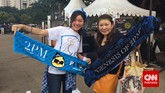 Rin (30) dan Mariko (30) bangga memamerkan merchandise 2PM koleksi mereka. Keduanya adalah warga Jepang yang sudah dua tahun menetap di Indonesia.
