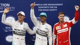 (Kiri ke Kanan) Nico Rosberg, Lewis Hamilton, dan Sebastian Vettel melambai ke arah pendukung usai kualifikasi GP Malaysia. Urutan start tiga terdepan pada musim balap ini di Malaysia sama dengan yang terjadi tahun lalu di tempat yang sama. Hamilton pole position, Vettel start di urutan kedua, dan ketiga adalah Rosberg. (Reuters / Olivia Harris)